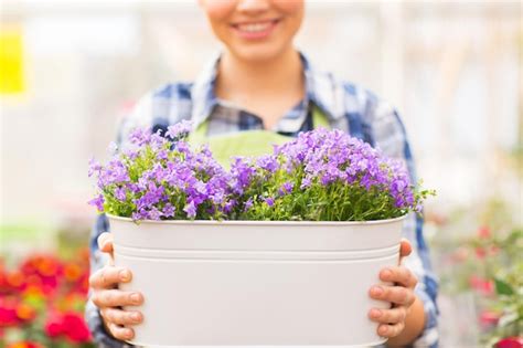 Gente Jardiner A Y Concepto De Profesi N Mujer Feliz O Jardinero