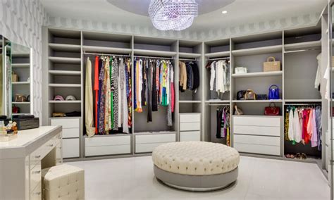 14 Must Have Walk In Closet Design Features European Cabinets