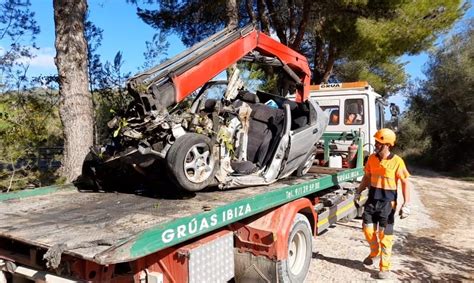 Imágenes del accidente mortal de un joven en la carretera de Ibiza a