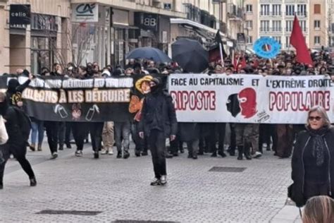 Une manif sauvage émerge à Caen un centre commercial fermé quelques