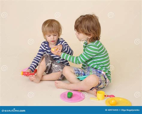 Children Sharing Pretend Food Stock Photo - Image: 40974455