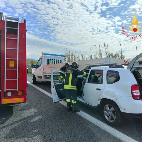 Lamezia Incidente Tra Auto E Autocarro In Autostrada Tre Feriti