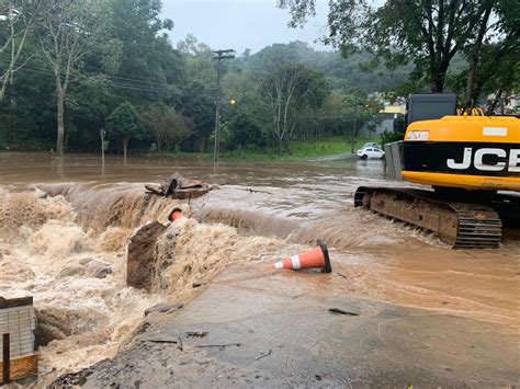 Forte Temporal Causa Interrup Es E Bloqueios Em Vias De Bento Gon Alves