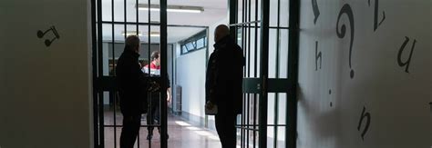 Carcere di Secondigliano detenuto dà di matto e distrugge apparecchi