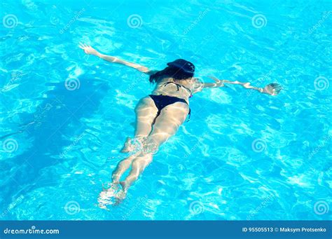 Mujer Joven Que Nada Bajo El Agua En Piscina Vacaciones De Verano