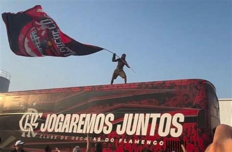 Torcida Do Flamengo Faz AeroFla No Embarque Para O Uruguai Veja Imagens