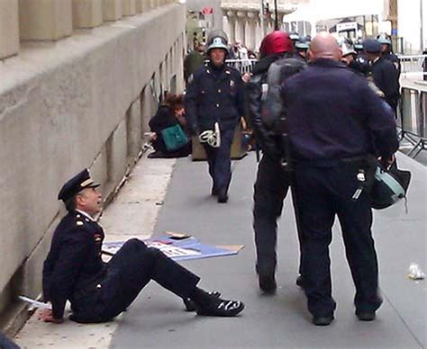 Wall Street Proteste Eskalieren Gewalt Und Kunstblut