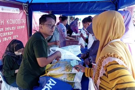 Warga Cirebon Incar Kebutuhan Pokok Di Operasi Pasar Murah Antara News