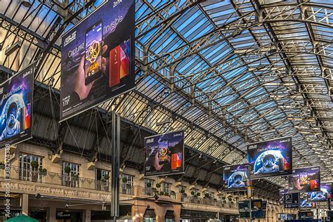 Interior of Gare de Paris-Est train station (Gare de l'Est, Eastern ...