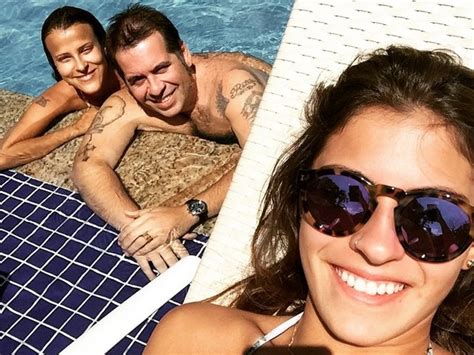 EGO 32 Quilos A Menos Leandro Hassum Posa Sem Camisa Em Piscina