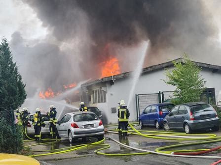 Gro Brand In Steinhagen Flammen Legen Autowerkstatt In Schutt Und Asche