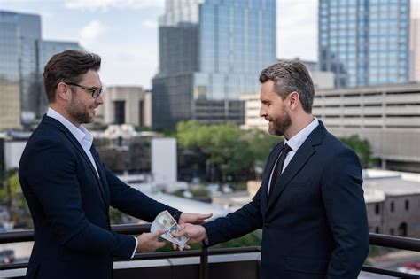 Dos Hombres De Equipo De Negocios Hombres De Negocios Dando Dinero