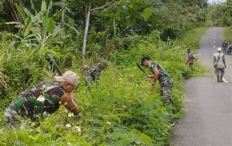 Satgas Yonif 143 TWEJ Gotong Royong Bersama Masyarakat Bersihkan Jalan