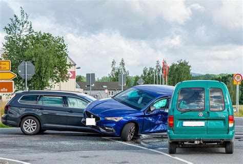 Vorfahrt Missachtet Drei Autos Krachen Zusammen Blick Sachsen