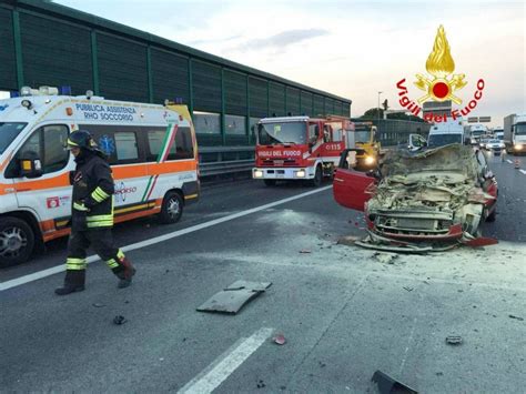 Milano Incidente Sull A4 Auto Contro Un Camion L Autostrada Si