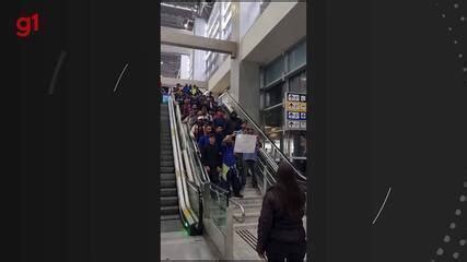 Funcionários do aeroporto em Guarulhos protestam contra proibição do