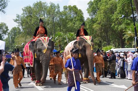 ALAM SANUM IRING KEBERANGKATAN BALIK SERI PADUKA BAGINDA KE PAHANG