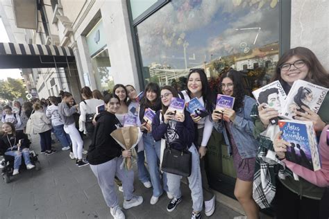 La Escritora Mallorquina Joana Marc S Firma Su Ltimo Libro En Palma