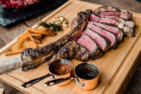 Tomahawk Steak Na Brasa Com Vinagrete De Laranja Novilho Premium