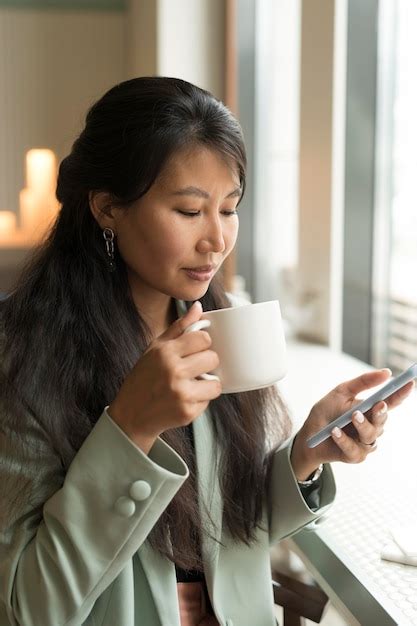 Free Photo Medium Shot Woman Holding Cup