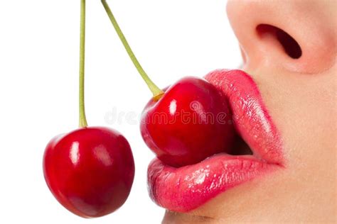 Bouche De Femalel Avec Une Cerise Image Stock Image Du Lumière