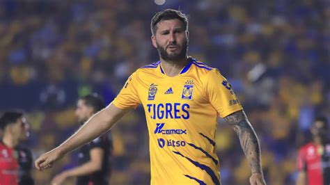 El Gran Gesto De Gignac Con Una Aficionada De Tigres Que Cumplió 100