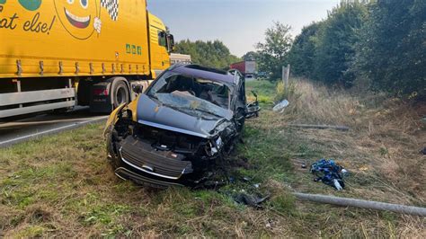 Groß Kummerfeld Eine Tote nach schwerem Unfall auf der B205 SHZ