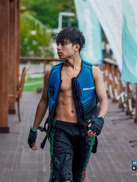 Betrand Peto Pamer Perut Six Pack Di Tepi Laut Pose Gagahnya Bikin