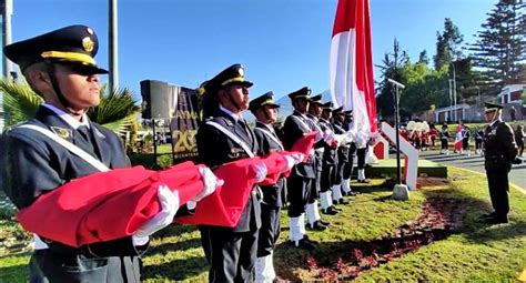 Autoridades Policiales Y Militares Realizan El Izamiento De La Bandera