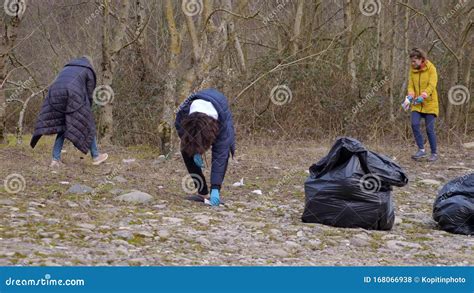 Problemas Ambientales Un Grupo De Voluntarios Elimina Basura En El