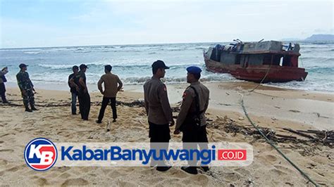 Kapal Motor Tanpa Awak Ditemukan Terdampar Di Pantai Parang Ireng Alas