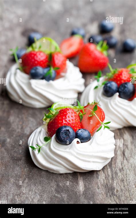 Mini Pavlova Merengue Tortas Con Bayas Y Cal Sobre Fondo De Madera