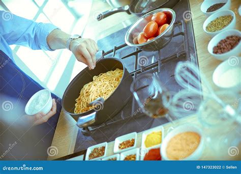 Sirva La Preparaci N De La Comida Deliciosa Y Sana En La Cocina Casera