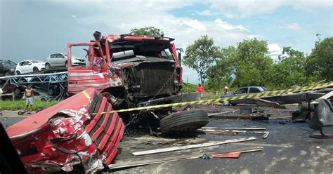 G1 Acidente Entre Duas Carretas Na BR 135 Em Curvelo Deixa Dois