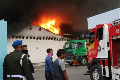 Belasan Mobil Pemadam Dikerahkan Untuk Jinakkan Kebakaran Pabrik