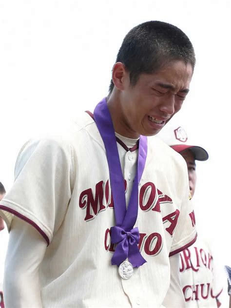 ＜盛岡中央・一関学院＞一関学院に敗れ、涙を流し球場を後にする盛岡中央・斎藤（撮影・藤山 由理） ― スポニチ Sponichi Annex 野球