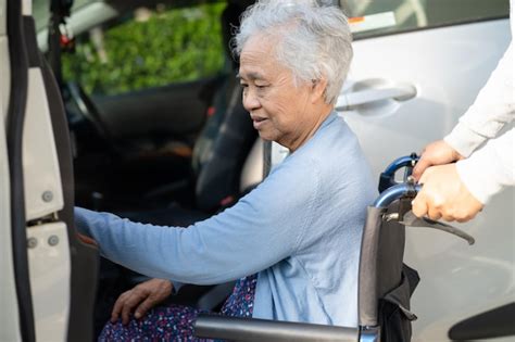 Paciente Idosa Asi Tica Ou Idosa Sentada Na Cadeira De Rodas Se Prepara