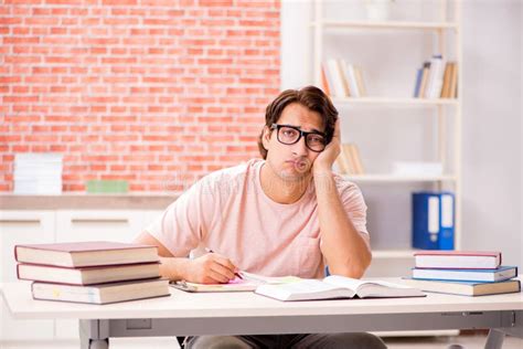 El Estudiante Joven Que Se Prepara Para Los Ex Menes De La Universidad