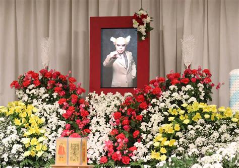 ＜南部虎弾さん・告別式＞祭壇に飾られた南部虎弾さんの遺影（撮影・村上 大輔） ― スポニチ Sponichi Annex 芸能