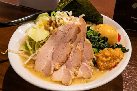 『豚王ラーメン 吟得盛りトッピング』横浜家系ラーメン 吟家 木更津店のレビュー ラーメンデータベース