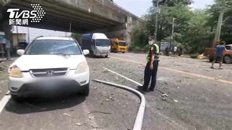 撞擊停等！轎車當場翻覆 女駕駛稱身體不適│車禍│失控釀禍│翻車│tvbs新聞網