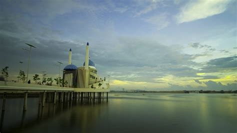 Kerennya Masjid Amirul Mukminin Masjid Apung Pertama Di Indonesia