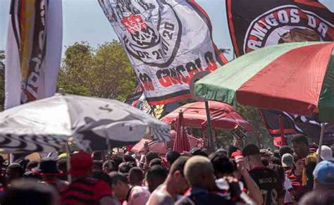 Torcida Faz Festa Em Embarque Do Flamengo Para A Final Da Libertadores