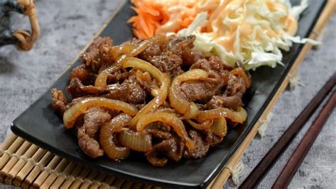 Sepiring Hasil Masak Resep Beef Teriyaki Disajikan Dengan Salad Nasi