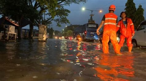 Banjir Rendam Terminal Bus Sukabumi Ketinggian Air Capai Cm