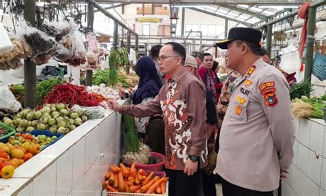 Pemkab Bateng Dan Bprs Babel Bagikan Paket Lebaran Kepada Petugas