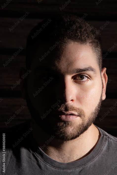 Retrato Do Rosto De Um Homem De Olhos Claros E Usando Barba Rosto