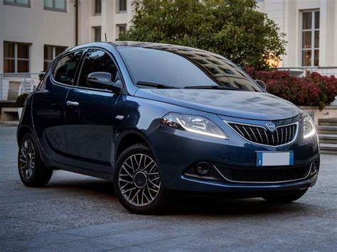 Lancia Ypsilon 1 0 FireFly 70cv Hybrid Silver Plus Antares Rent