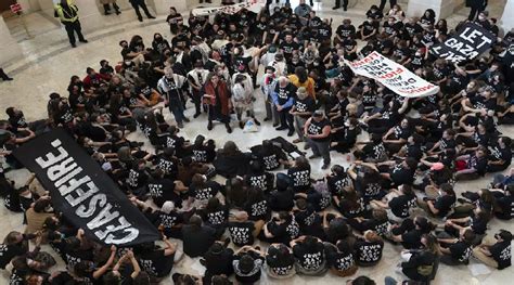 Manifestantes Irrumpen En El Capitolio De Ee Uu Para Exigir Cese Al