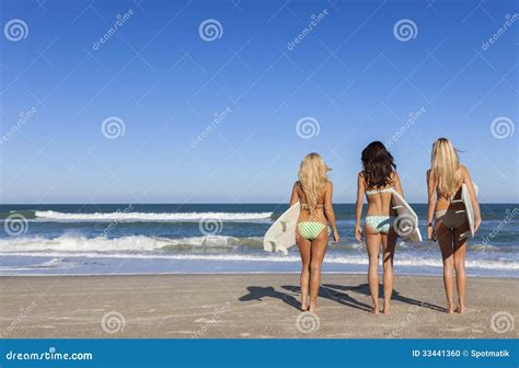 Tre Bei Surfisti Delle Donne In Bikini Con I Surf A Beac Fotografia Stock Immagine Di Festa